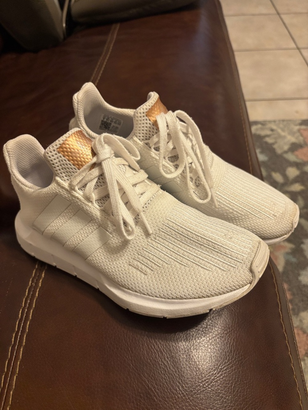 White Women's whiteSneakers with Metallic Rose Gold Tongue Accent size 8